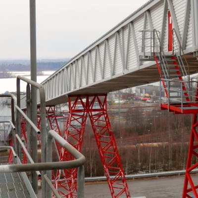 Alholmens kraftverk i Jakobstad har ramlat ner på listan över koldioxidutsläpp.