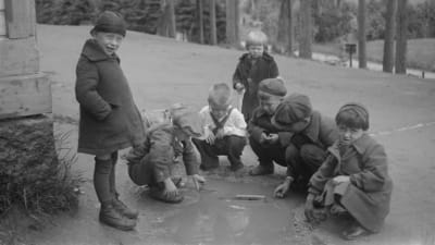 Ingermanländska barn leker på flyktingcentret i Oitti år 1943.
