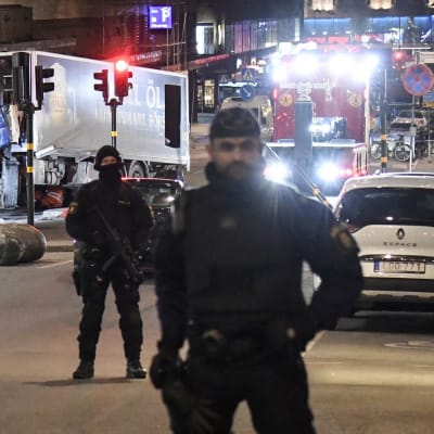 Poliiseja Ruotsin terrori-iskun tapahtumapaikalla