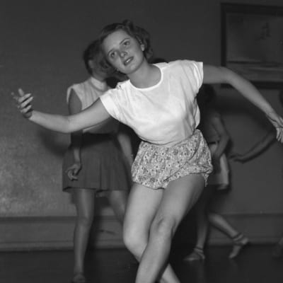 kvinna gymnastiserar 1950