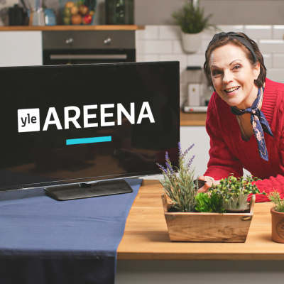 Juontaja Anna-Liisa Tilus television vieressä, jossa yle areena logo.