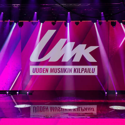 UMK20-finaalin lavakuva, screenillä UMK-grafiikoilla teksti "Uuden musiikin kilpailu", kuvassa myös katsomoa.