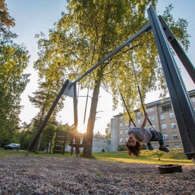 Lekpark invid flyktingförläggningen i Mjölbolsta.