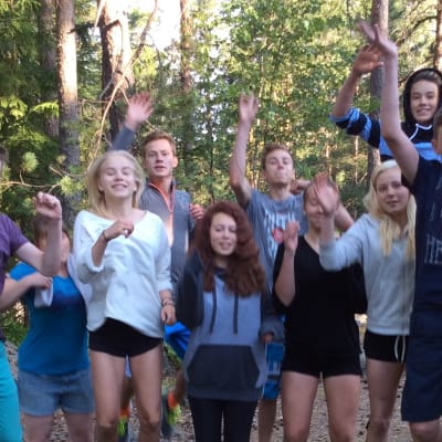 12 nuorta vilkuttaa Prometeus-leirillä Nuuksiossa