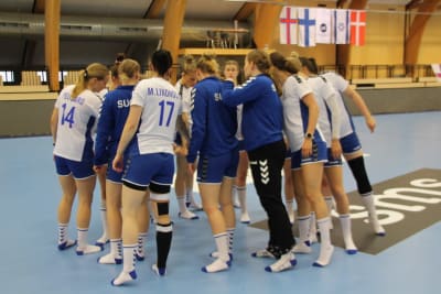 Finlands spelare i damlandslaget i handboll samlade i en tät ring.