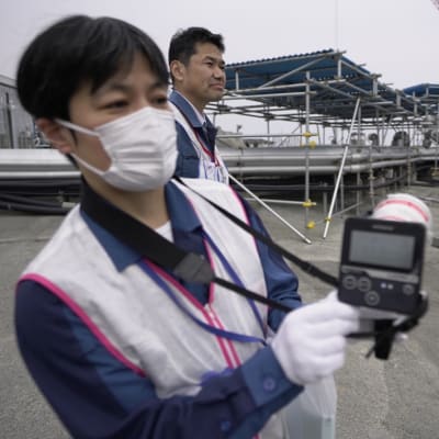 En kinesisk man mäter radioaktivitet.