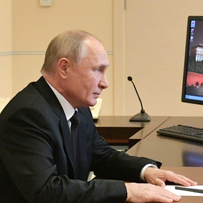 Vladimir Putin videokokouksessa.