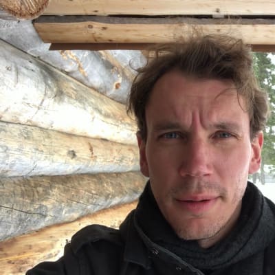 Juha Itkonen katsoo kameraan.