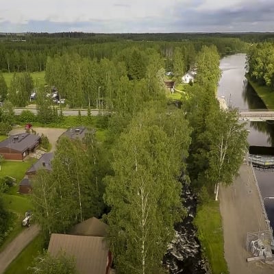 Ilmakuvassa Repolan kylä ja Kerkonkosken kanava kesällä.