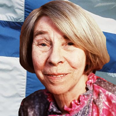 Tove Jansson suomenlipun edessä