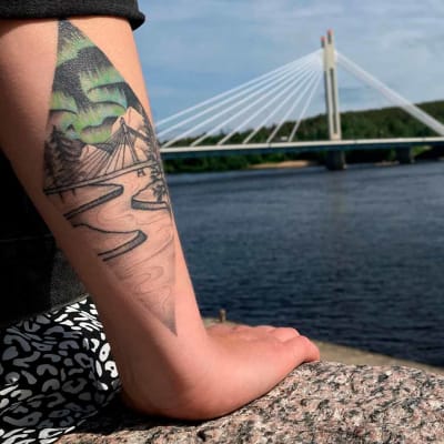 Tatuointi, jossa on Jätkänkynttilä-silta. Taustalla oikea Jätkänkynttilä. 