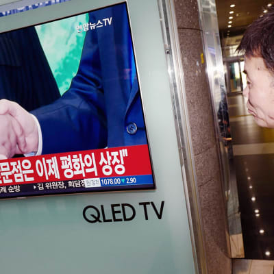 Eteläkorealainen mies seuraa rautatieaseman televisiosta Kim Jong-unin ja Moon Jae-inin tapaamista.