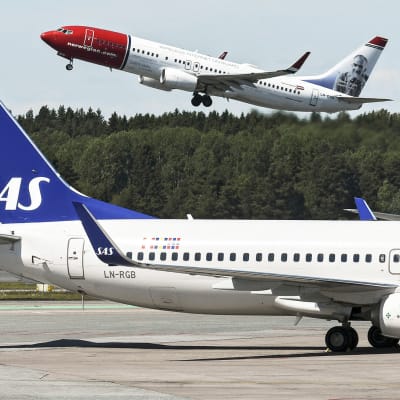Norwegianin kone nousee Arlandan lentoasemalta, etualalla SAS:n koneita.