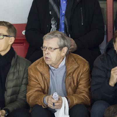 Göran Stubb (i mitten) följer spelare i matchen HIFK–Pelicans.