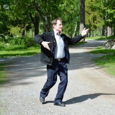 heino Heikkilä tanssi lenkkipolulla