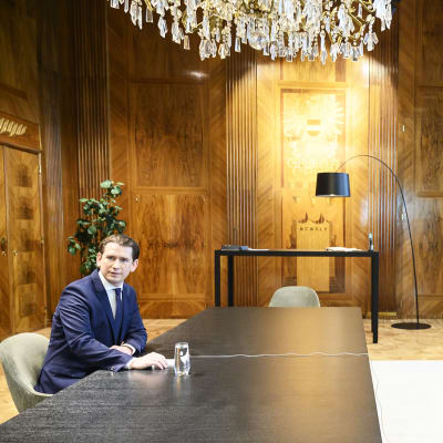 Itävallan liittokansleri Sebastian Kurz istuu yksin työpöydän ääressä EU-johtjien huippukokouksessa maaliskuussa 2021. 