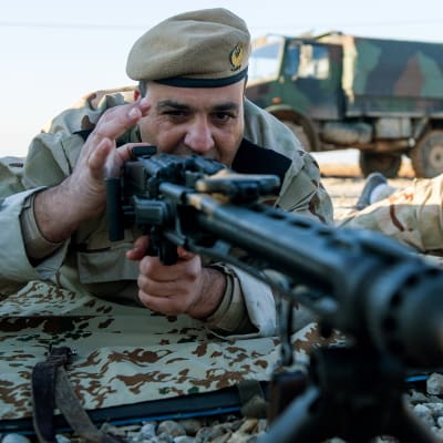 Peshmergasotilas harjoittelee käyttämään saksalaisia aseita.
