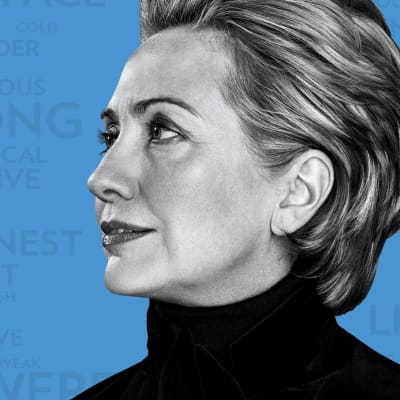 Hillary Rodham Clinton -dokumentin graafisessa markkinointikuvassa Hillary Clinton mustassa poolopaidassa sinistä taustaa vasten.