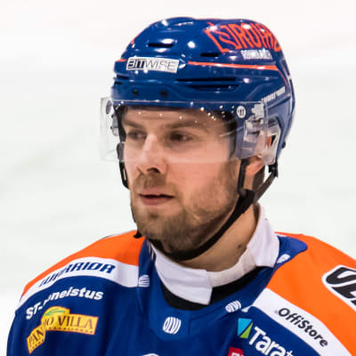 Veli-Matti Vittasmäki spelar ishockey.