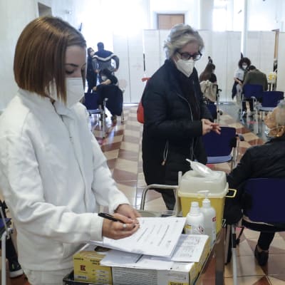 Vaccinering i Italien. Människor får sin tredje vaccindos mot covid-19.