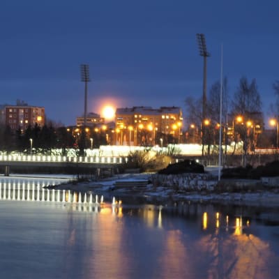 Oulun ja siltojen valot heijastuvat mereen.