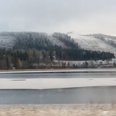 Himoksen rinteitä peittää ohut lumikerros