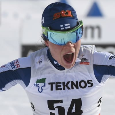Krista Pärmäkoski åker skidor. 