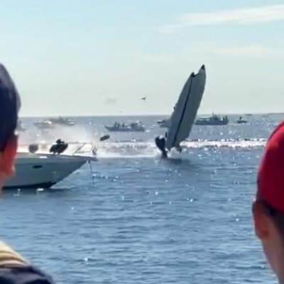 En båt flängs i luften till följd av en kollision i Hangö.