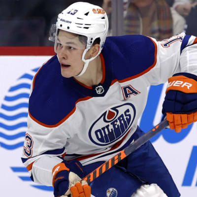 Jesse Puljujärvi spelar ishockey.