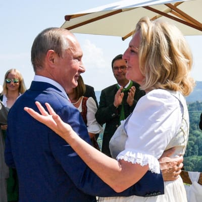 Venäjän presidentti Vladimir Putin tanssi Itävallaan silloisen ulkoministerin Karin Kneisslin kanssa tämän häissä elokuussa 2018.