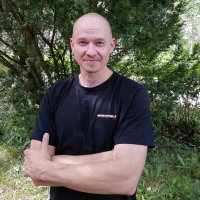 Elektrikern Kim Nylund från Hangö i svart t-skorta.