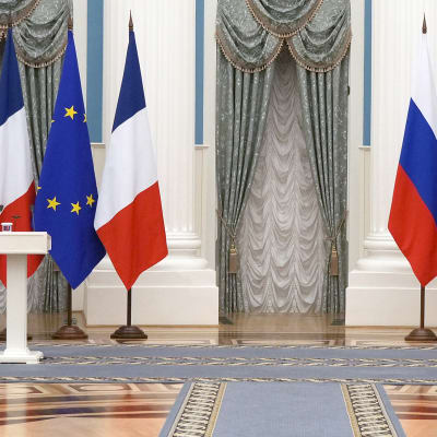 Emmanuel Macron ja Vladimir Putin pitivät mediatilaisuuden Moskovassa maanantaina