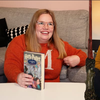Mira Meriläinen-Nipuli istuu kädessään Harry potter ja viisasten kivi -kirja. Viereisessä kuvassa Helene Sahri ja Markus Rostén istuvat vierekkäin sängyllä. Molemmilla on kädessään Harry Potter.