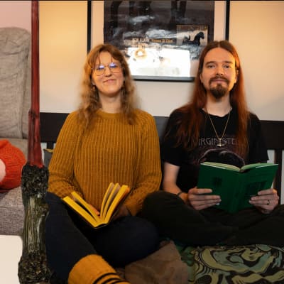 Mira Meriläinen-Nipuli istuu kädessään Harry potter ja viisasten kivi -kirja. Viereisessä kuvassa Helene Sahri ja Markus Rostén istuvat vierekkäin sängyllä. Molemmilla on kädessään Harry Potter.