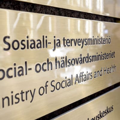 Sosiaali- ja terveysministeriön STM:n kyltti.