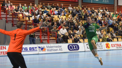 Miro Koljonen är ensam med målvakten i norska division 1 i handboll.