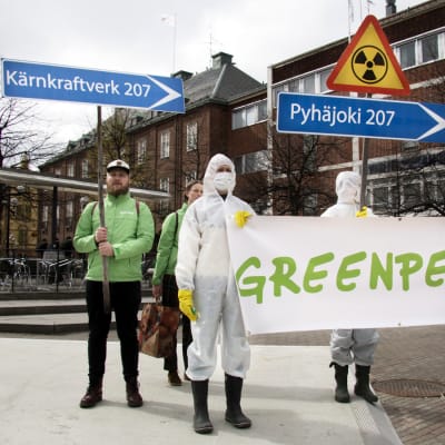 Demonstration mot kärnkraften i Umeå centrum med bland annat Greenpeace