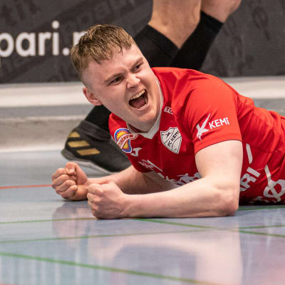 Futsal-pelaaja Taneli Kohonen pitää käsiään nyrkissä mahallaan pelikentällä.
