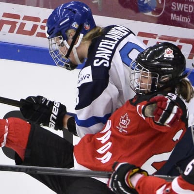 Ronja Savolainen spelar mot Kanada.