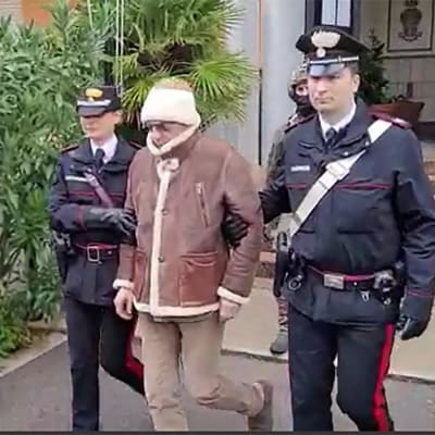 Polisen griper Italiens mest eftersökta maffiaboss, Matteo Messina Denaro i Palermo, på Sicilien efter 30 år på flykt.