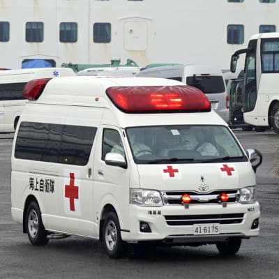 En smittad passagerare hämtades av en ambulans från Diamond Princess på söndag förmiddag. 