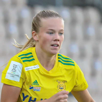 Silja Tuominen lähikuvassa pelaamassa jalkapalloa