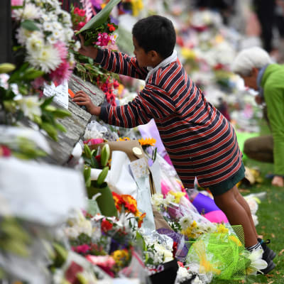 Asukkaat tuovat muistoviestejä ja kukkia terrori-iskun uhreille.