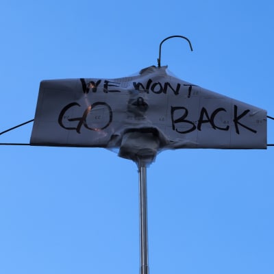 "Emme palaa menneeseen" luki henkariin kiinnitetyssä viestissä aborttioikeuksia puolustavassa mielenosoituksessa New Yorkissa toukokuussa.