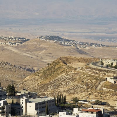 Isawiyan palestiinalaiskylä ja Israelin siirtokunta Almon Itä-Jerusalemissa.