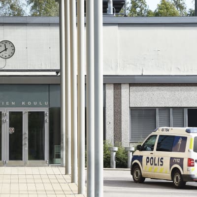  Poliiauto Pääskytien koulun pihassa Porvoossa.