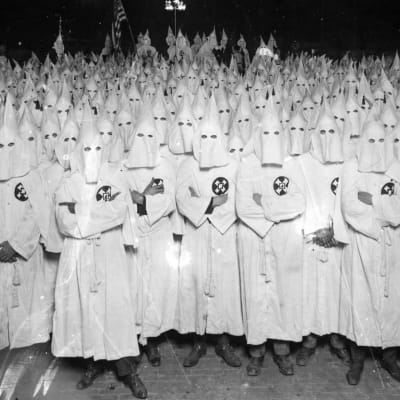 Ku Klux Klanin jäseniä valkoisissa kaavuissaan.