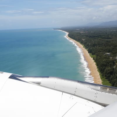 Phuketin rantahiekkaa lentokoneesta kuvattuna.