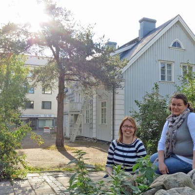 Tyttöjen talon ohjaaja Riikka Puska ja johtaja Tiina Lappalainen ovat tyytyväisiä tunnelmalliseen taloon ja sen sijaintiin. Kansankatua pitkin kulkee päivittäin nuoria kouluun, kotiin ja harrastuksiin.