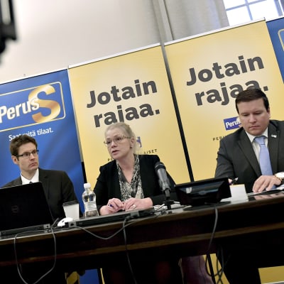 Perussuomalaisten eduskuntaryhmän puheenjohtaja Leena Meri (kesk.) ja varapuheenjohtajat Sami Savio (vas.) ja Ville Tavio puolueen vaihtoehtobudjetin julkistamistilaisuudessa Helsingissä.